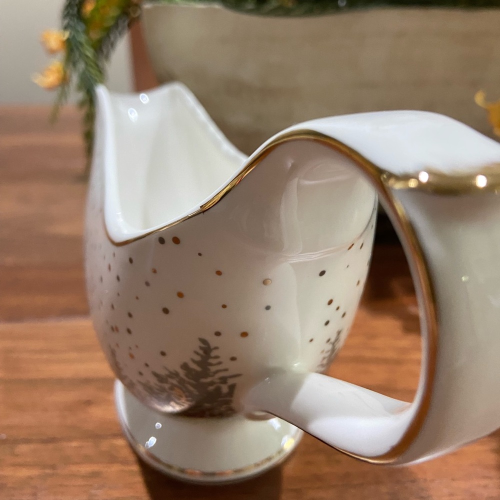 Grace Teaware Christmas Tree
Forest Silver Gold Trim Footed
Gravy Boat - Picture 3 of 6